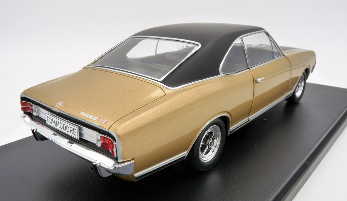 whitebox-WB124105-O-2-Opel-Commodore-A-GS-E-Coupé-gold-metallic-mattschwarz