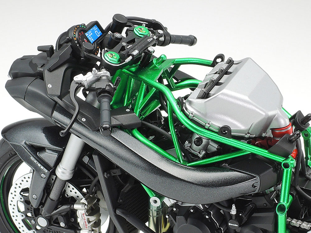 tamiya-14136-3-Kawasaki-H2-Carbon-Superbike-Isle-of-Man