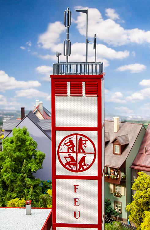 faller-130159-4-Moderne-Feuerwache-mit-Schlauchturm