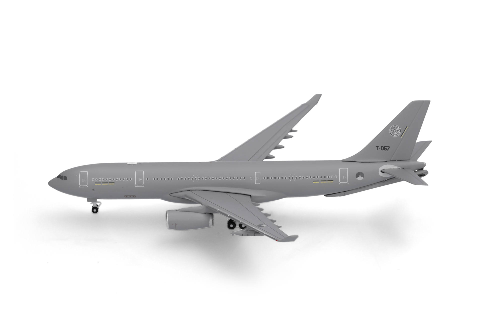 Herpa-539166-2-NATO-Multinational-Multirole-Tanker-Unit-Airbus-A330-MRTT-Eindhoven-Air-Base-Reg-T-057-seitlich