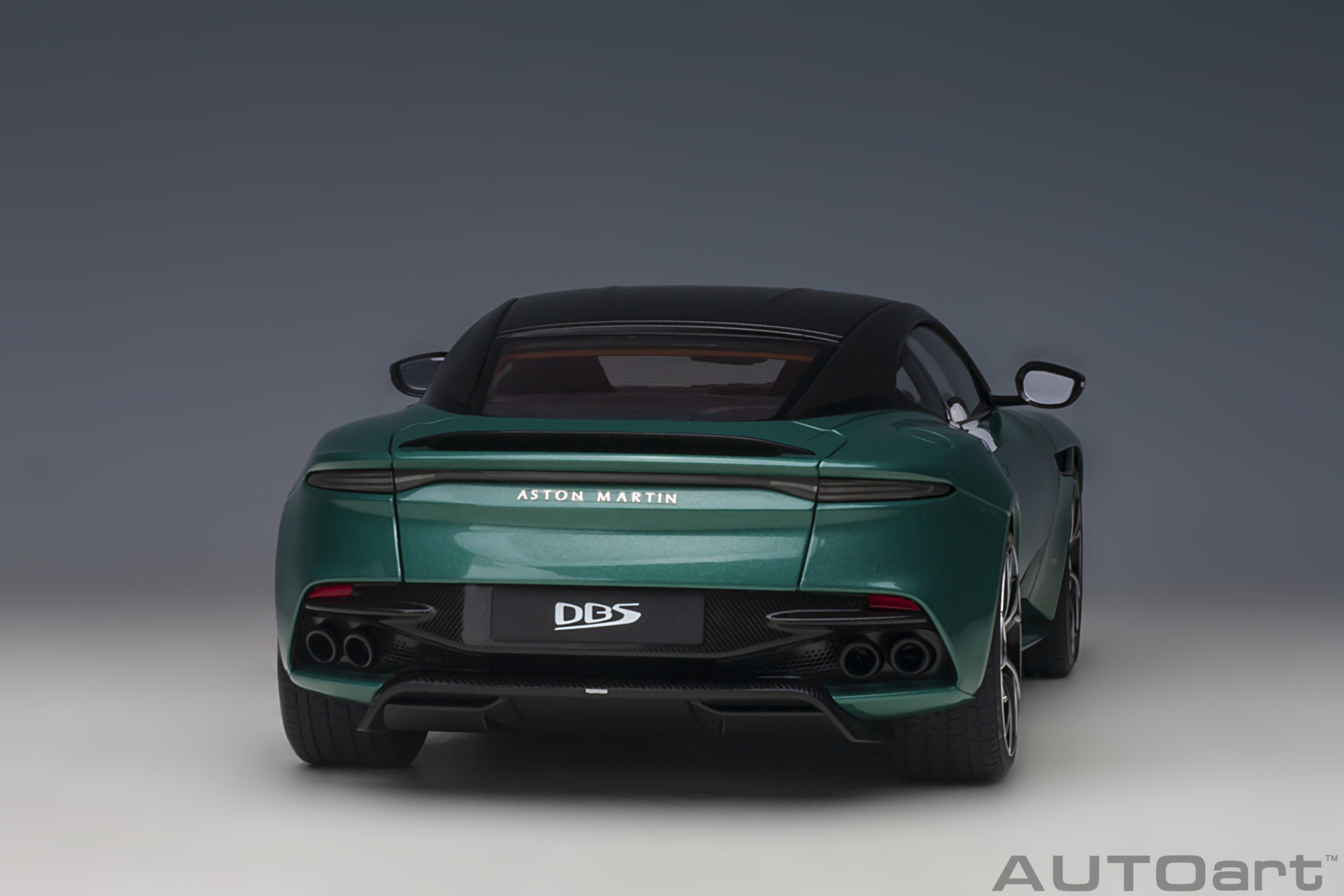 autoart-70297-9-Aston-Martin-DBS-Superleggera-Aston-Martin-Racing-Green-Heckansicht-sportliche-Auspuffanlage