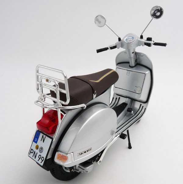 schuco-450667200-2-Vespa-PX-125-70-Jahre-Sonderedition-silber-metallic-Modell