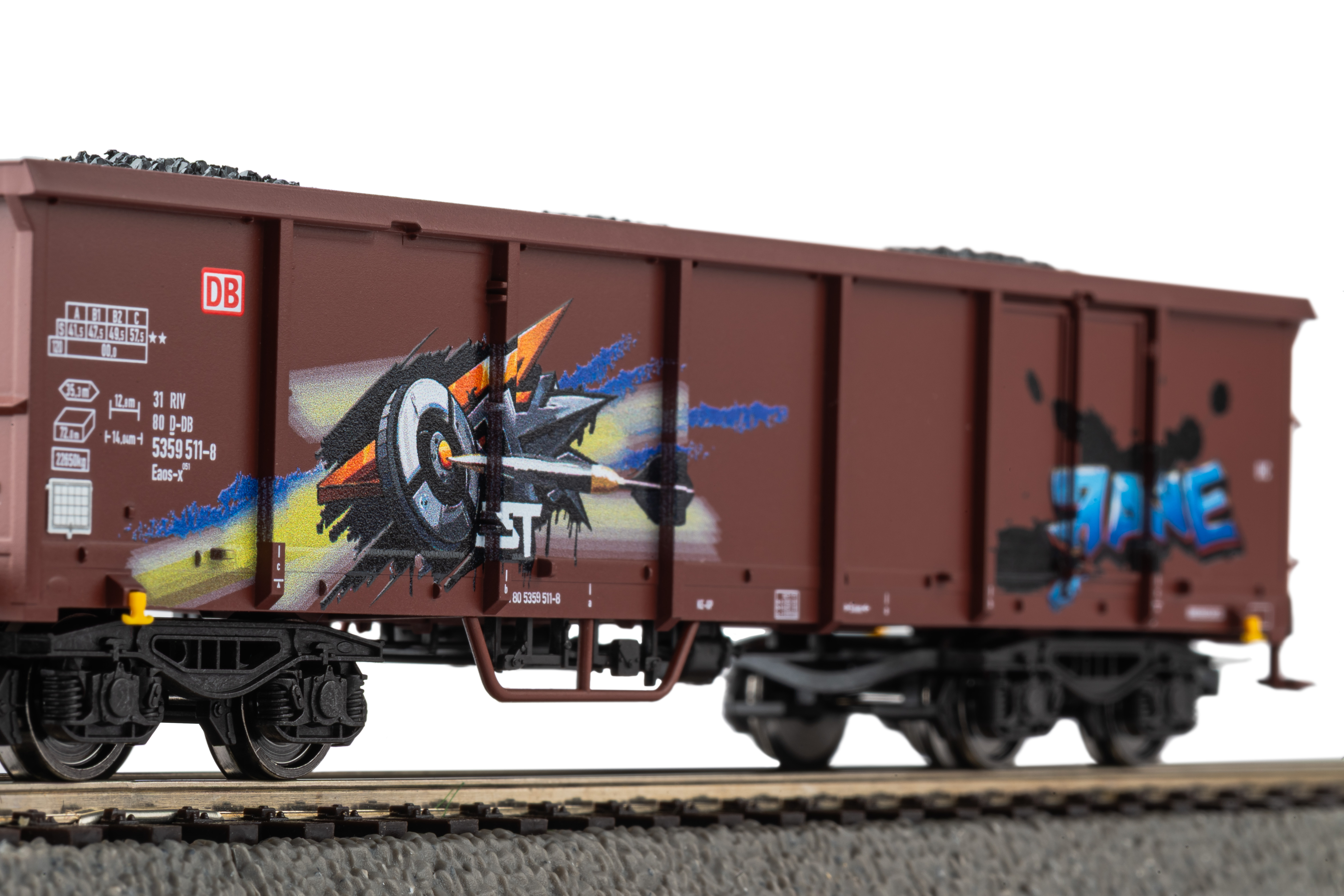 Piko-28338-3-Offene-Güterwagen-Eaos-x-mit-Graffiti-Kohleladung-DB-AG-2er-Doppelset-Epoche-VI-Detail