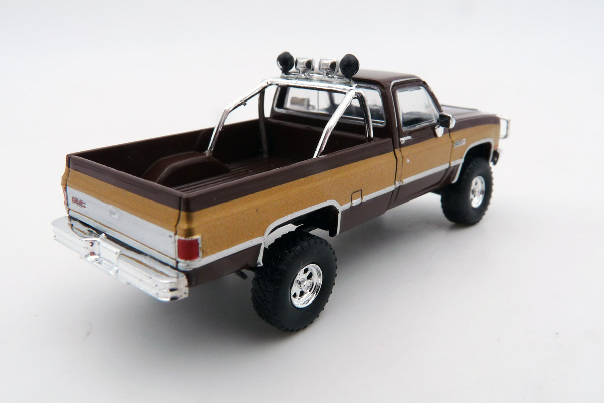 brekina-19653-2-GMC-Sierra-Grande-K2500-braun-gold-Hollywood-Stuntman