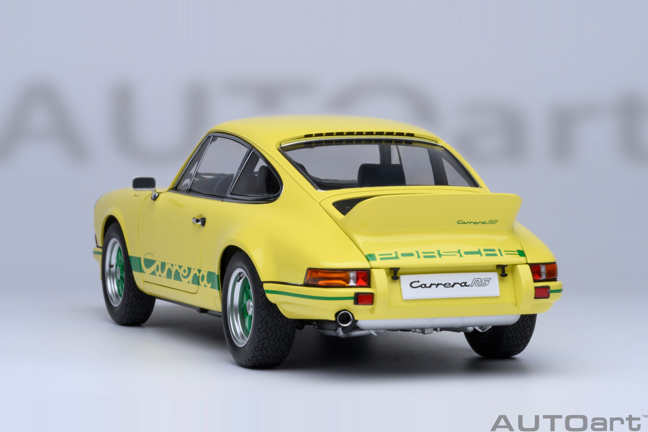 autoart-78033-8-Porsche-911-Carrera-RS-2-7-light-yellow-green-stripes-Heckbürzel