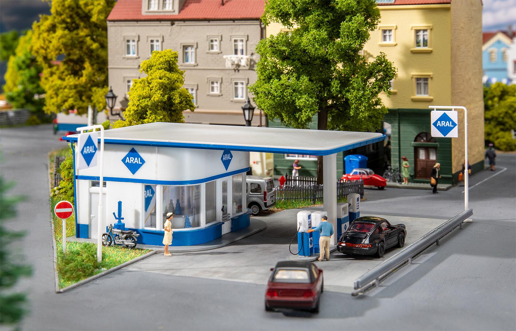faller-191784-1-Kleine-klassische-Tankstelle-Diorama faller-191784-1-Kleine-klassische-Tankstelle-Diorama