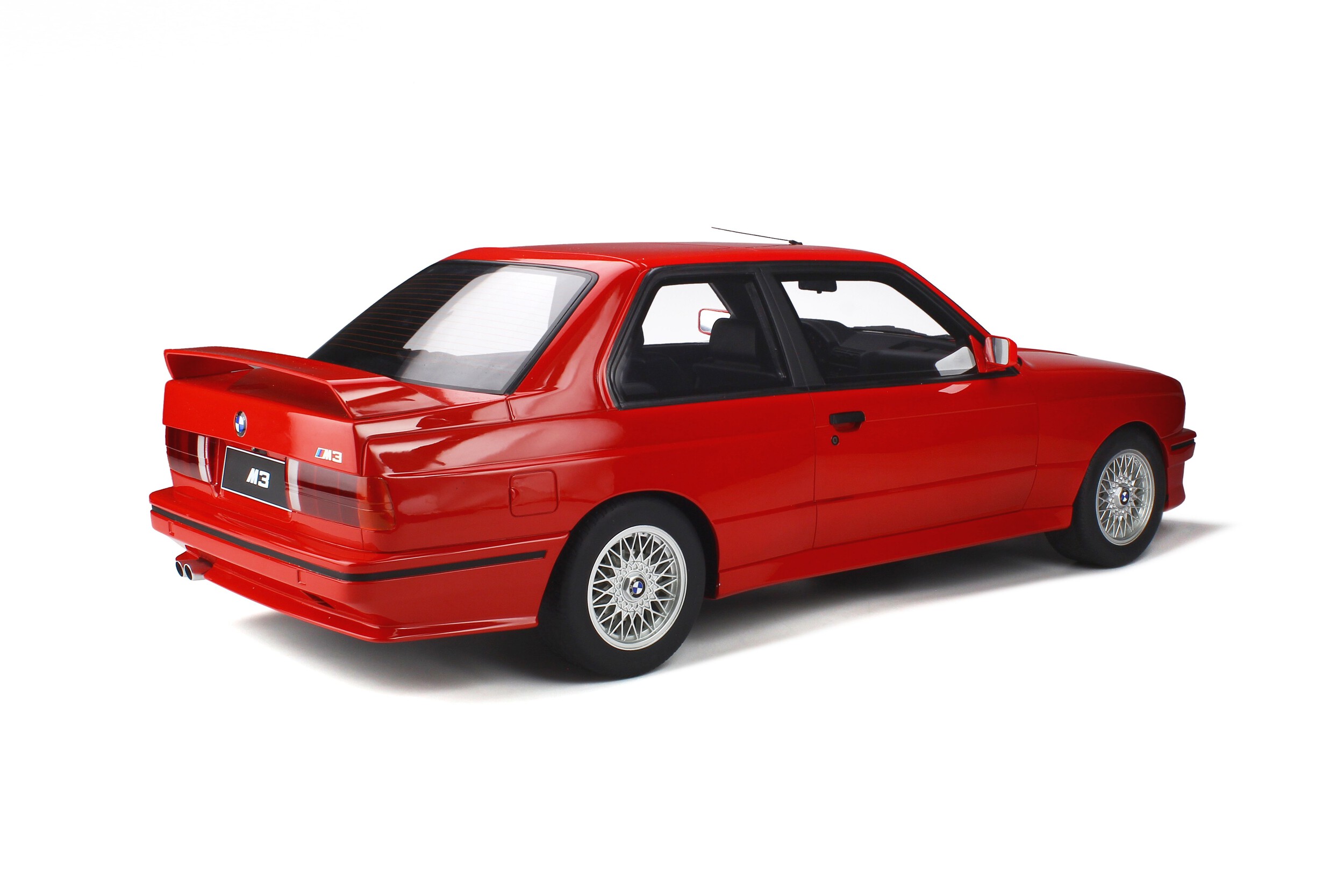 gtspirit-GTS80061-2-BMW-M3-E30-brillantrot-S14-Motorsport-8-Maßstab gtspirit-GTS80061-2-BMW-M3-E30-brillantrot-S14-Motorsport-8-Maßstab