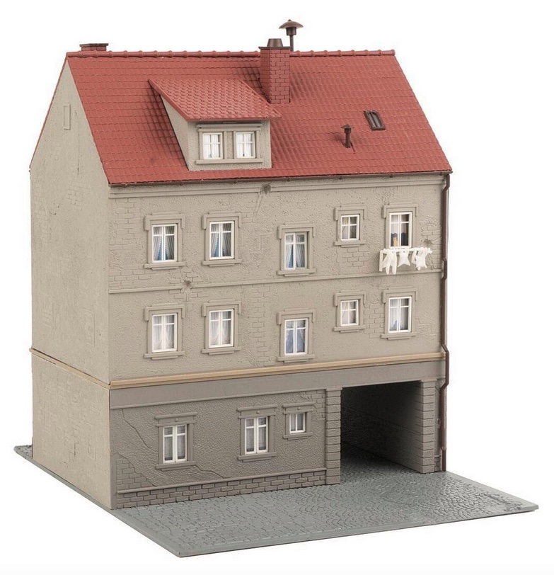 faller-191786-3-Stadthaus-mit-Sattlerei-Hinterhof