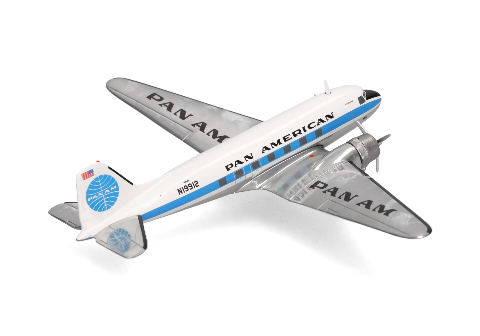 herpa-573382-2-Pan-American-World-Airways-Douglas-DC-3-Reg-N19912-s-Clipperle-Leitwerk