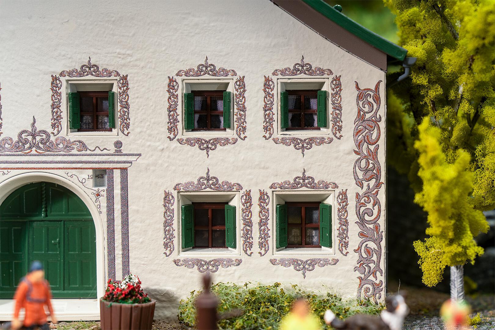 faller-130662-4-Bündnerhaus-Guarda-Sgraffito-Wandmalerei