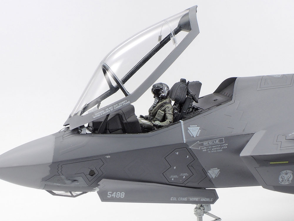 tamiya-60792-3-Lockheed-Martin-F-35A-Lightning-II-Jet