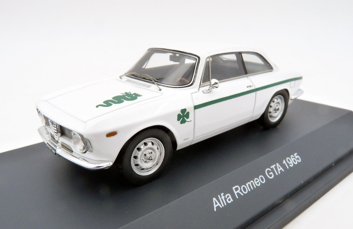 schuco-450934100-1-Alfa-Romeo-GTA-1965-weiß-cuore-sportivo-Kantenhaube