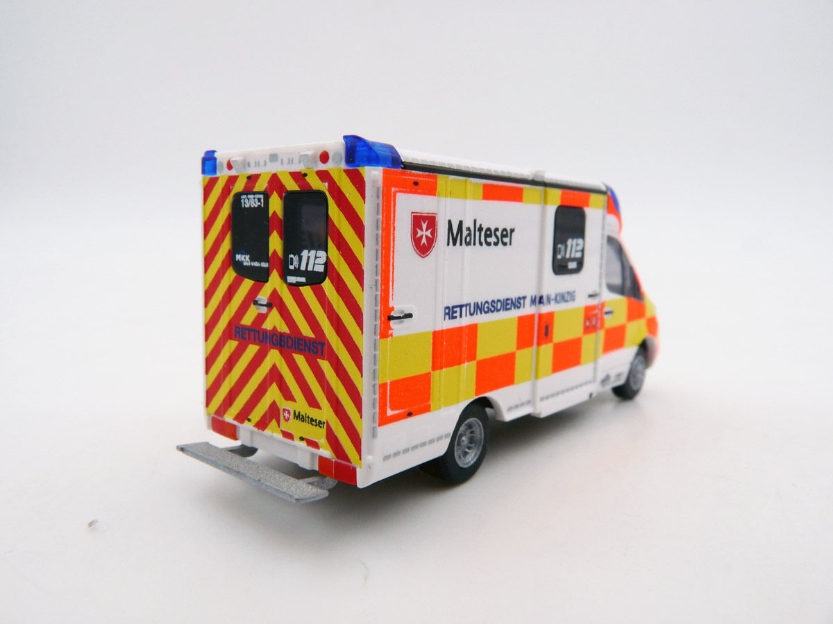 Rietze-76125-2-Mercedes-Benz-Sprinter-System-Strobel-RTW-Malteser-Rettungsdienst-Main-Kinzig-Hecktür