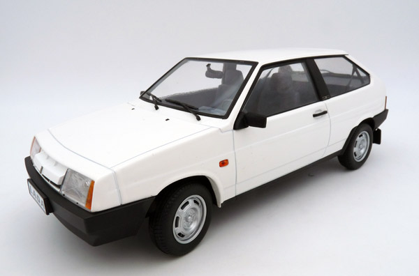 premium-scale-models-PSM-DC18003D-1-Lada-2108-Samara-1986-weiß-Soviet-Zone-DDR-Eiserner-Vorhang-Sozialismus-PKW