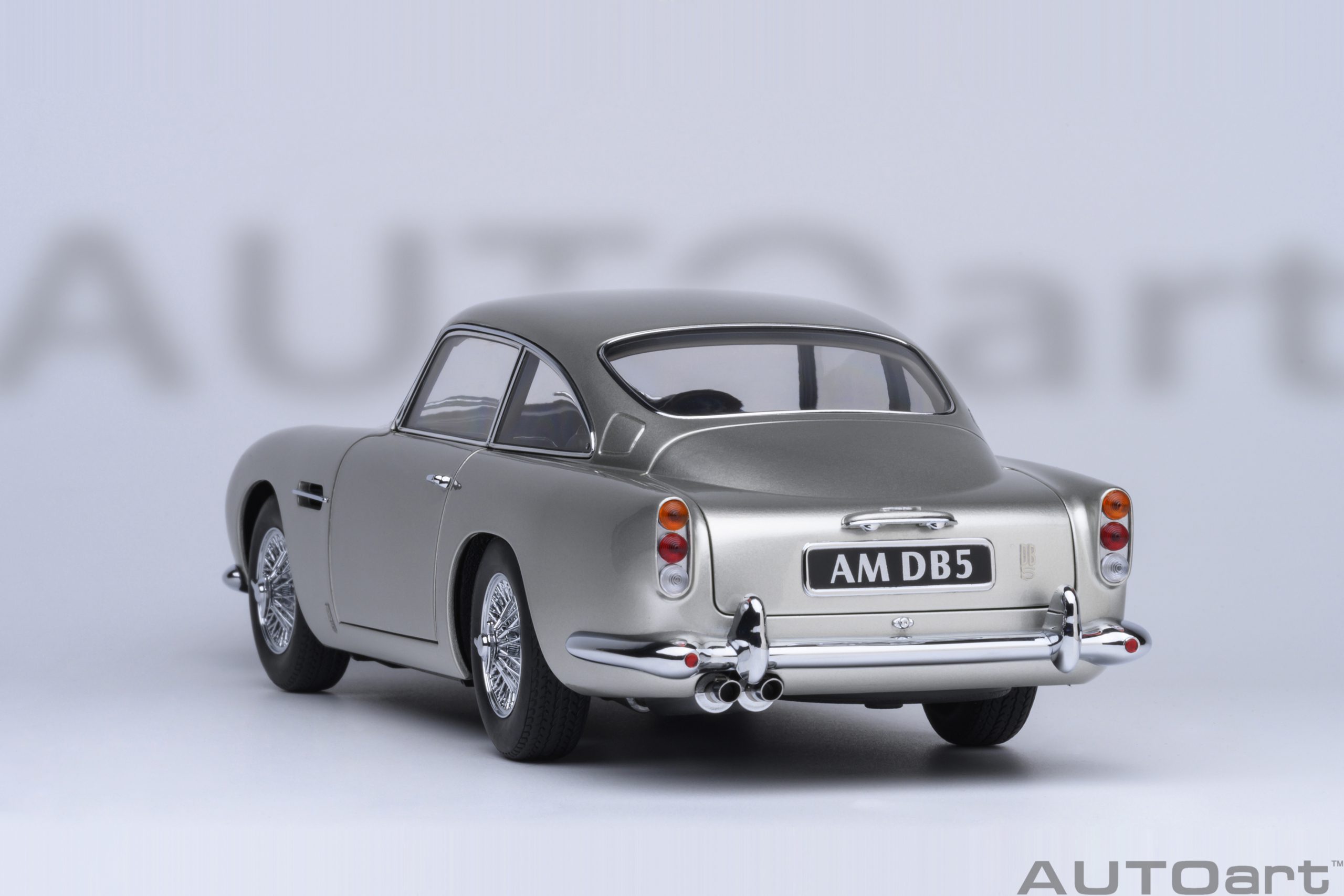 autoart-70287-9-Aston-Martin-DB5-birch-silver-Heckansicht