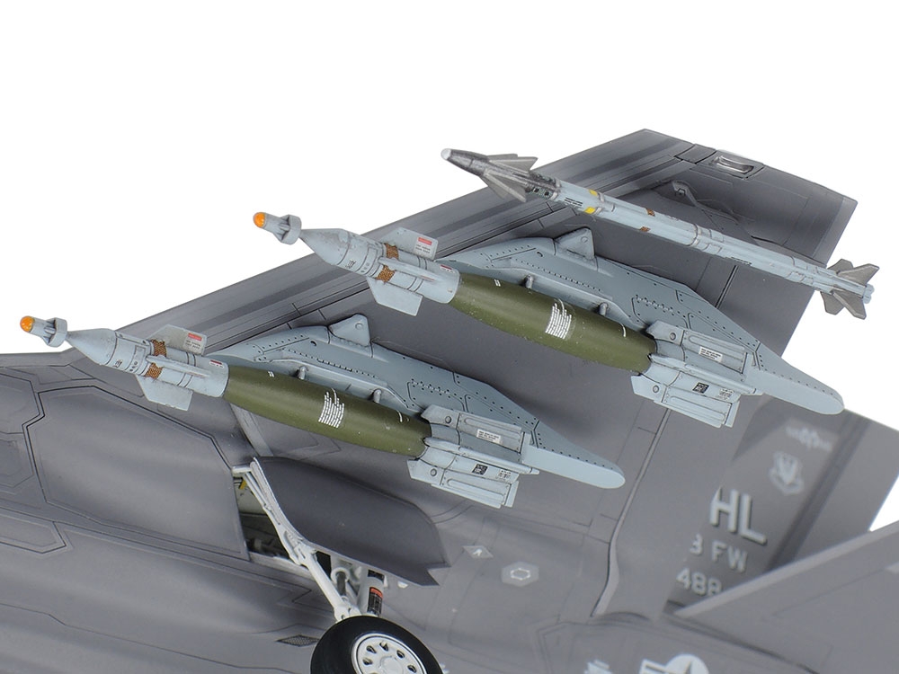 tamiya-60792-4-Lockheed-Martin-F-35A-Lightning-II-Jet
