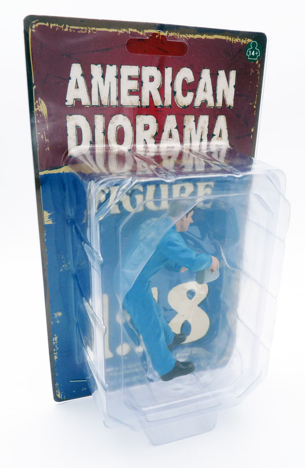 americandiorama-AD77449-1-Doug-beim-Ölauffüllen-Mechaniker