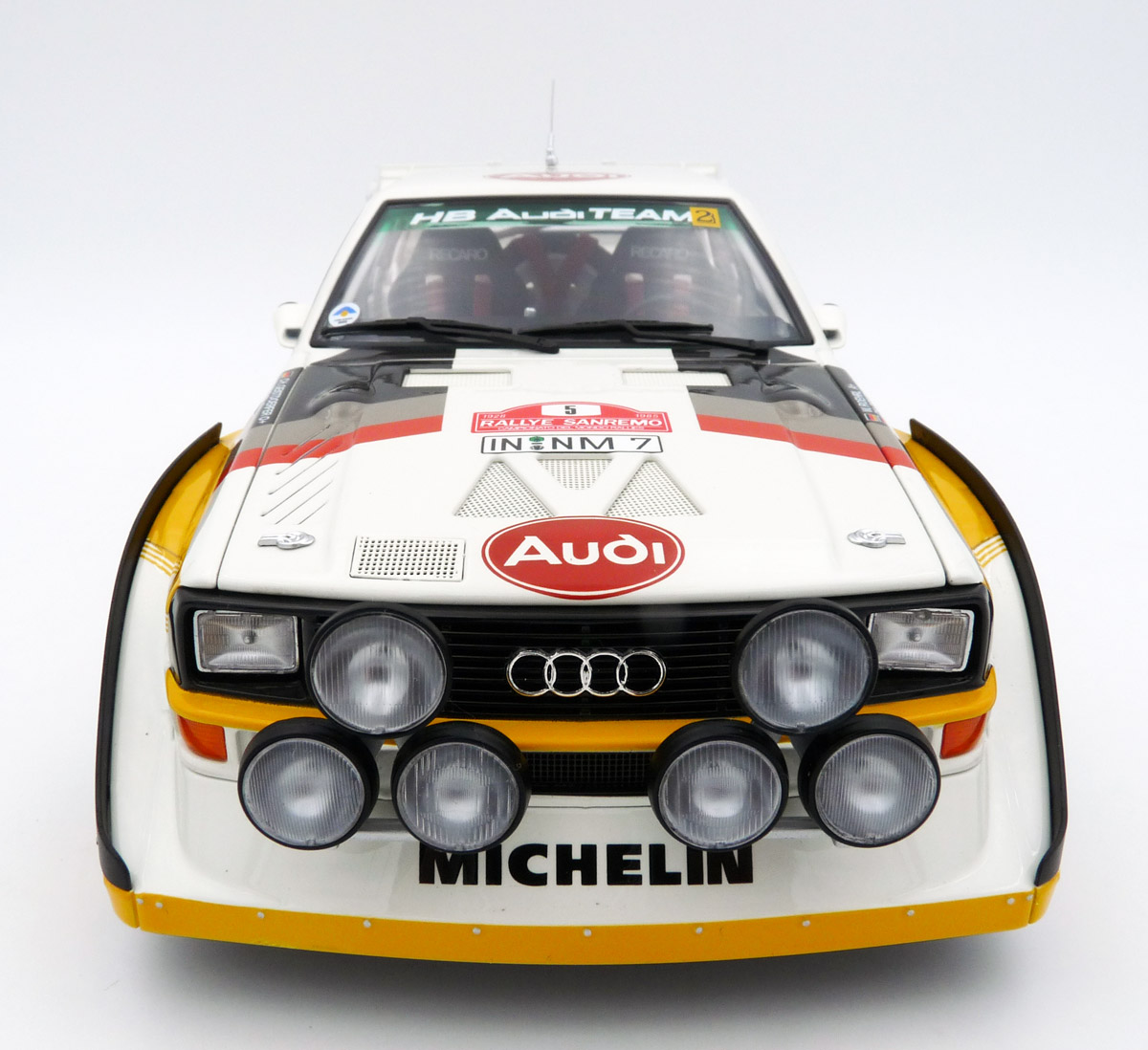 autoart-88503S-9-Audi-S1-Sport-Quattro-Gruppe-B-Winner-Rally-San-Remo-1985-Walter-Röhrl-Christian-Geistdörfer-mit-Figur-Vitrine-limited