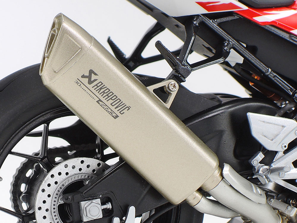 tamiya-14141-4-Honda-30th-Anniversary-Fireblade-SP-CBR1000RR-R-Superbike-Akrapovic