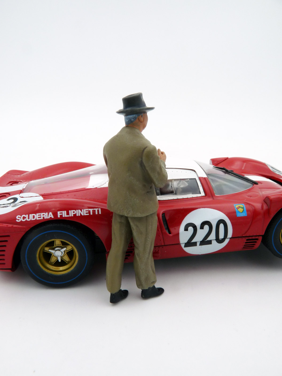 lemansminiatures-FLM132063M-2-Enzo-Ferrari-at-the-pits-Commendatore-drake-engineer-Maranello