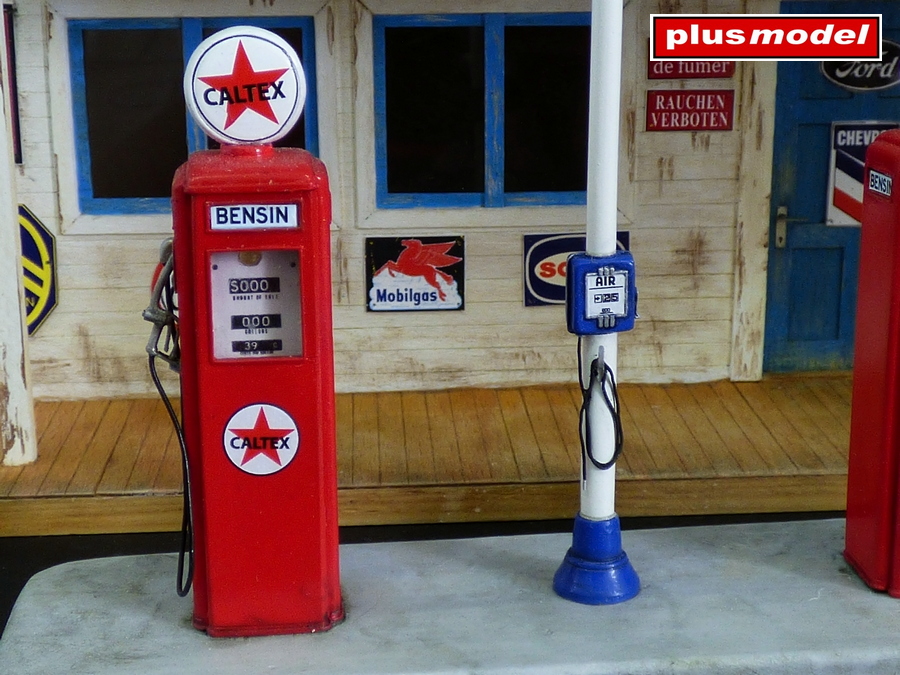 plusmodel-494-2-Historische-Tankstelle-mit-Zapfsäulen-gas-station