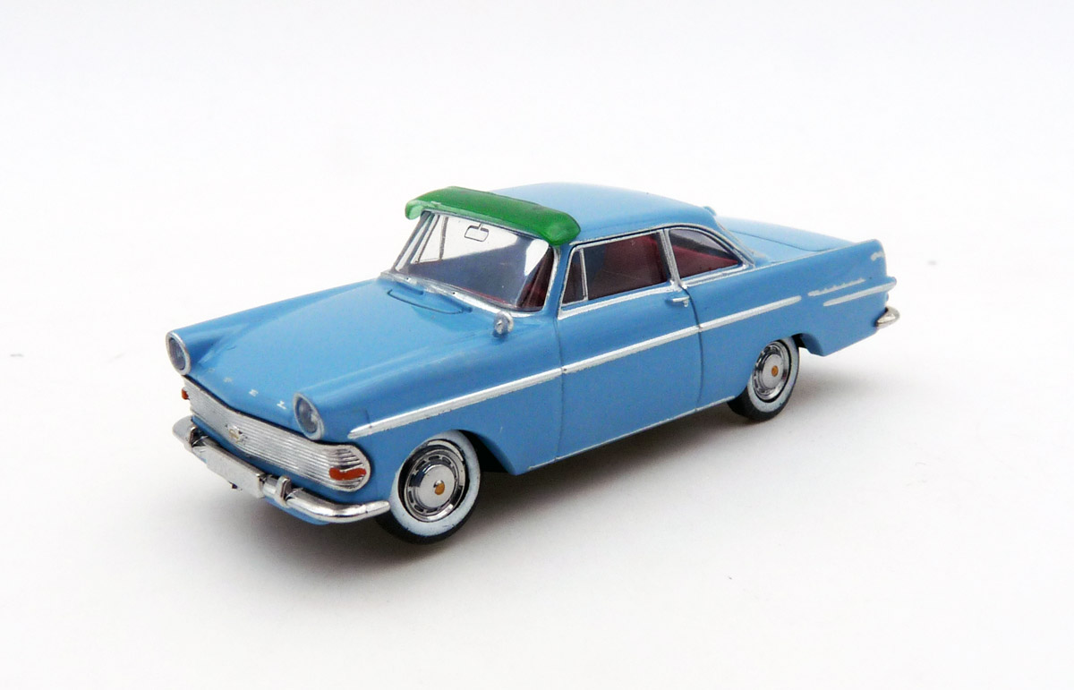 brekina-20134-1-Opel-Rekord-P2-Coupé-mit-Sonnenschute-hellblau-rasender-Kofferraum