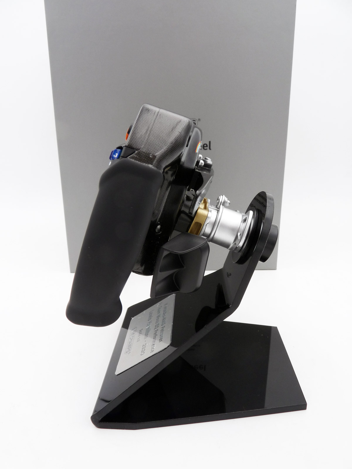minichamps-247200044-3-Mercedes-AMG-Petronas-F1-Team-W11-Performance-Steering-Wheel-Lewis-Hamilton-2002-Lenkrad-Replica