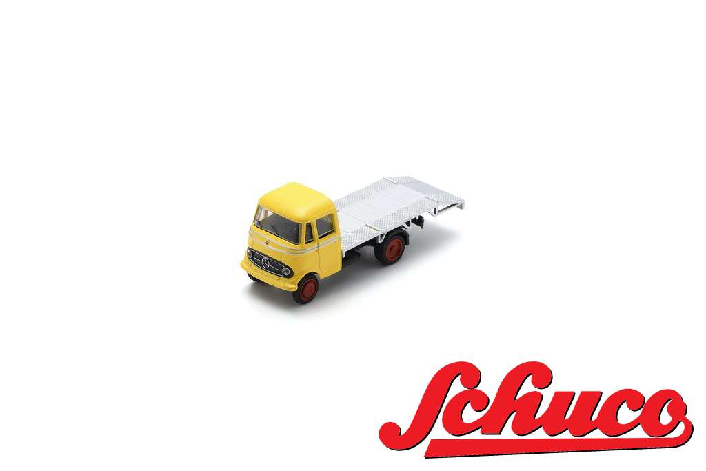 schuco-452678300-Mercedes-Benz-L319-Abschleppwagen-gelb-Ladefläche-silber