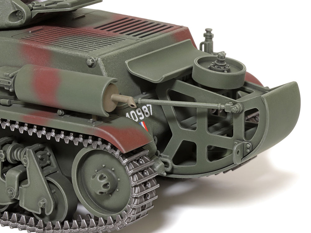 tamiya-35389-3-French-light-tank-H39-PzKpfw38H-735f-mit-zwei-Figuren-Auspuff