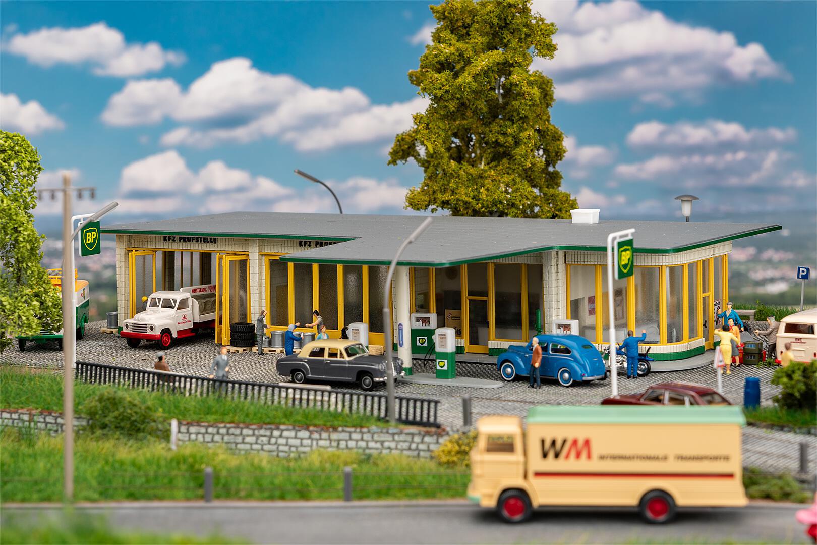 faller-130592-1-Große-BP-Tankstelle-50er-60er-70er-Jahre-Retro-Freilandmuseum