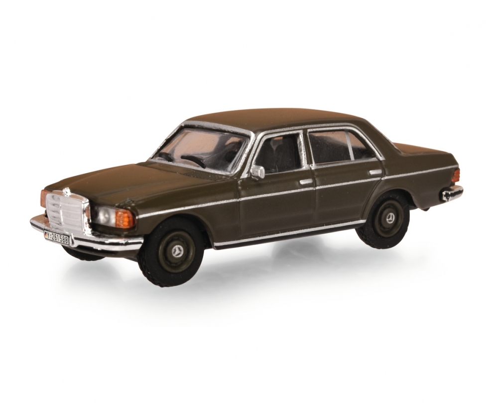 schuco-452666500-Mercedes-230E-Kommandeur-Bundeswehr-oliv