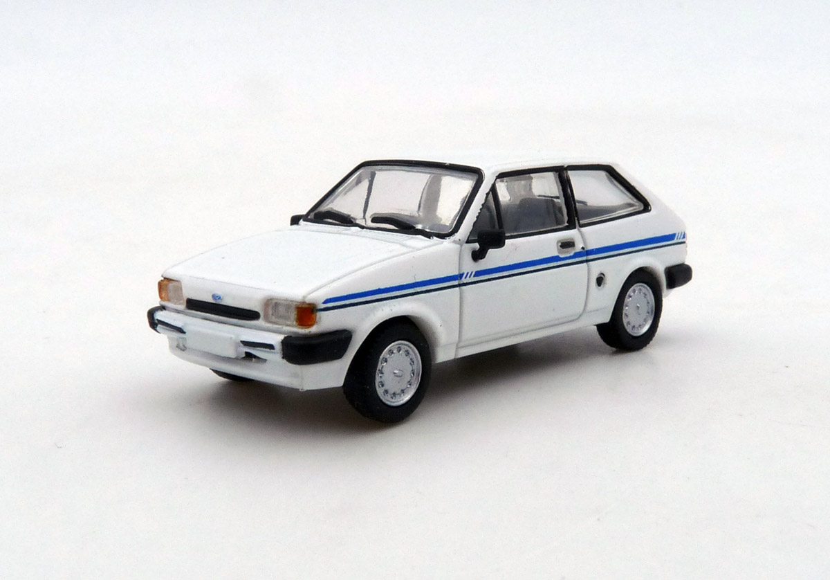premium-classixxs-PCX870276-Ford-Fiesta-Mk2-Holiday-weiß-mit-blauem-Streifen-Youngtimer-Kleinwagen-80s