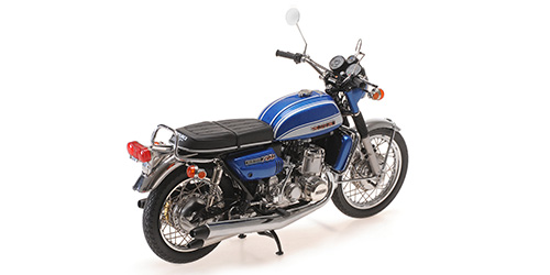 Minichamps-12162102-3-Suzuki-GT-750-J-1973-blau-metallic-Classic-Bike