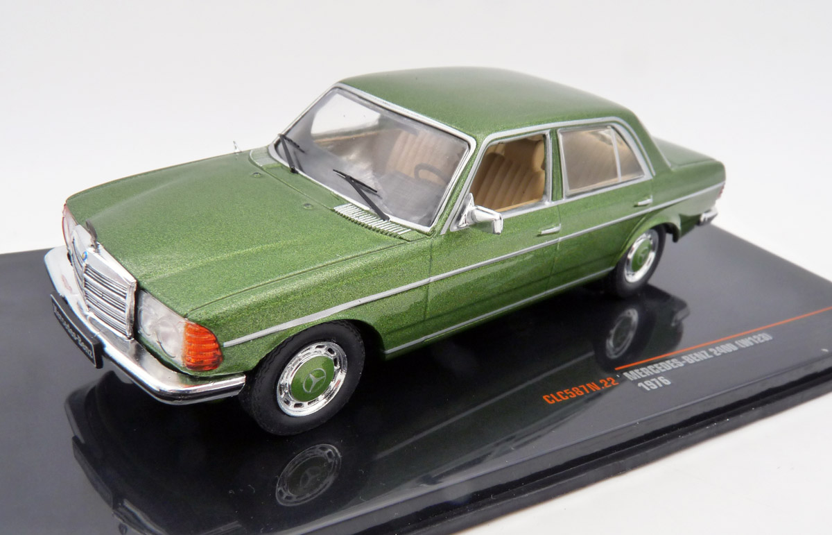 ixo-CLC587N22-1-Mercedes-Benz-240D-W123-grün-metallic-Nähmaschine-nicht-Wanderdüne
