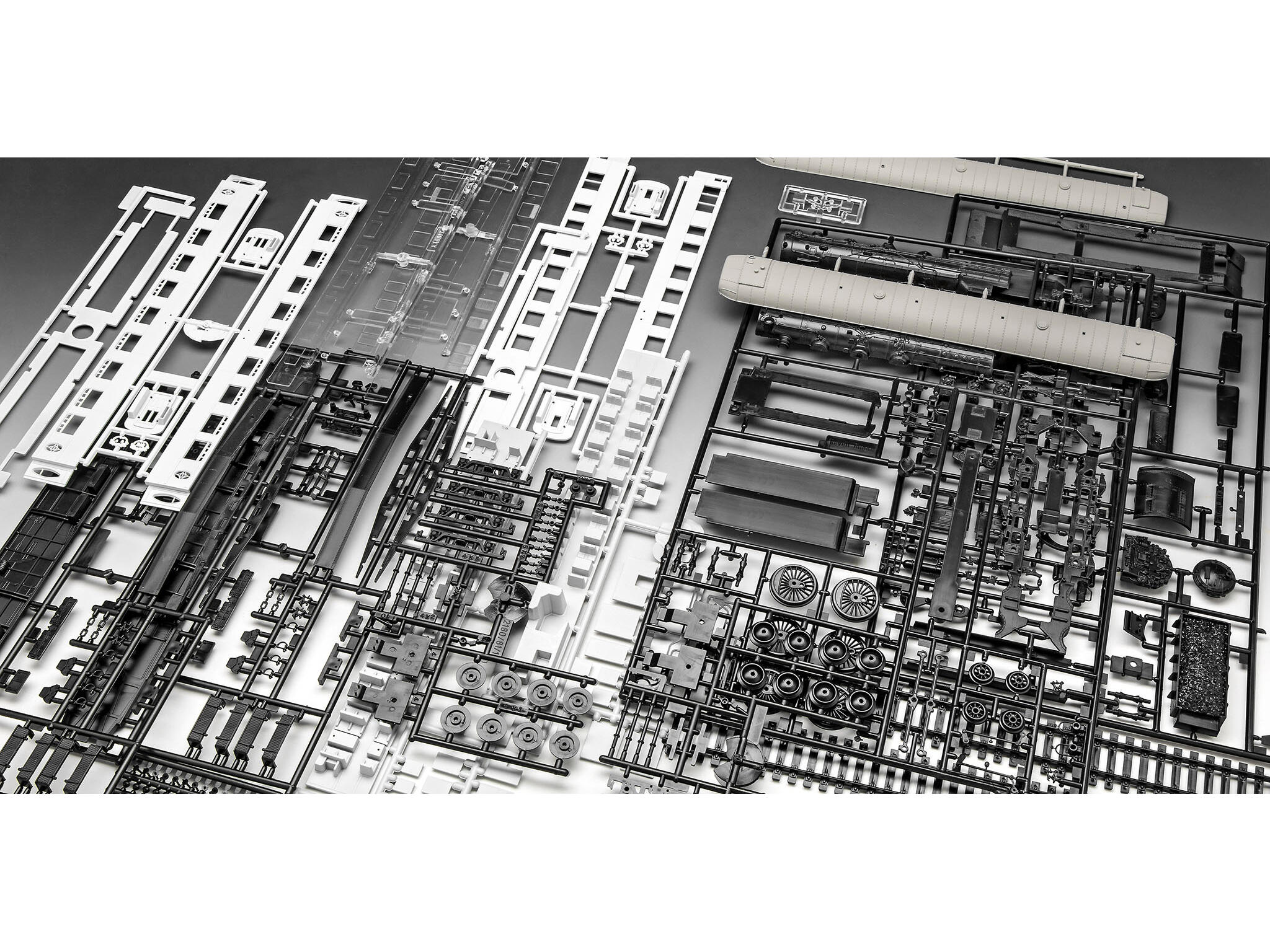 Revell-02190-2-Orient-Express-Modellzug-Standmodell-Bausatz-Filmzug-Einzelteile