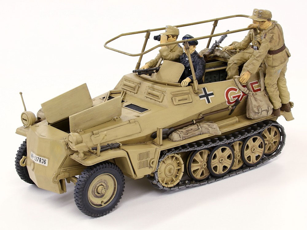 Tamiya-35113-1-SdKfz-250-3-GREIF-Halbkettenwagen-vorne