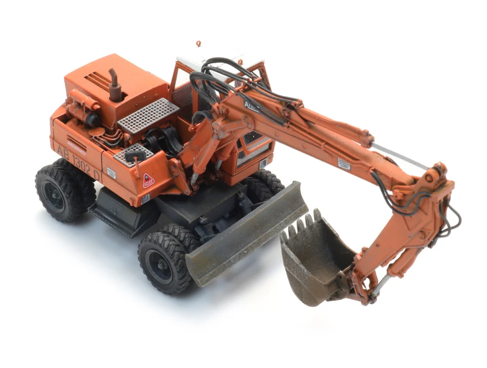 Artitec-387633-3-Atlas-1302-Mobilbagger-orange-Modell-hinten-vorne-Schild
