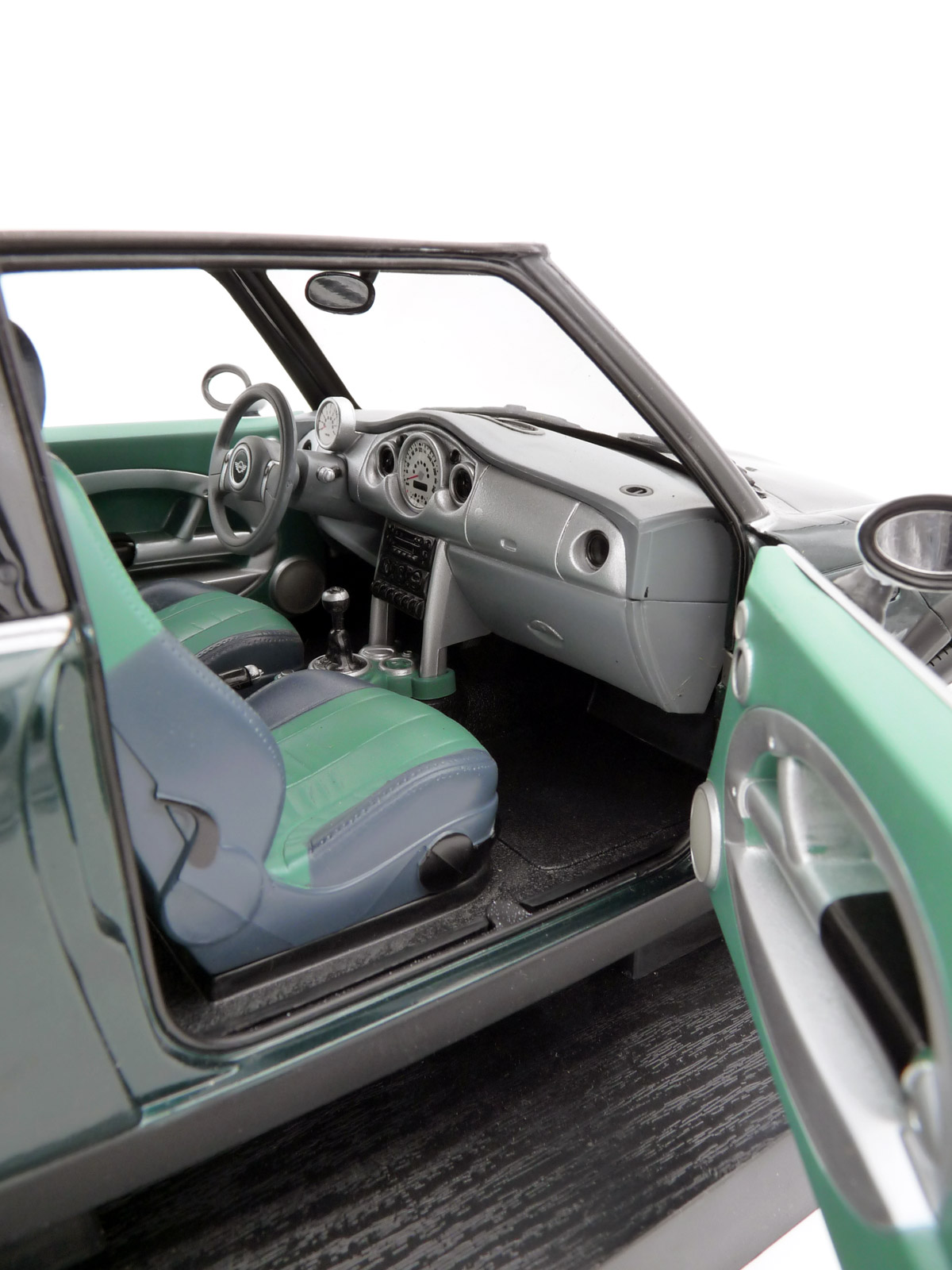 revell-08450-3-Mini-Cooper-R50-british-racing-grün-metallic-weißes-Dach-erste-Generation-Interieur