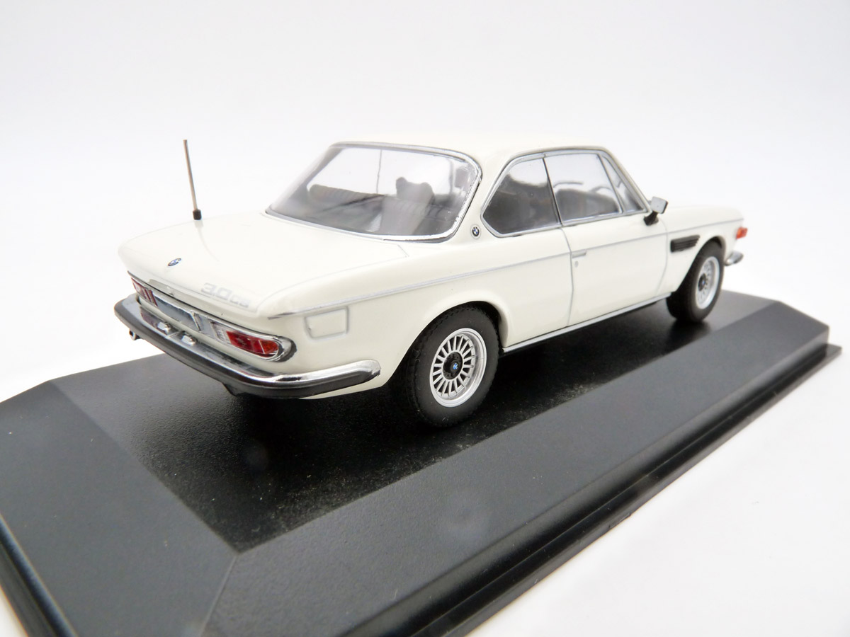 minichamps-410029025-2-BMW-3-0-CS-Coupé-chamonix-weiß-vorne