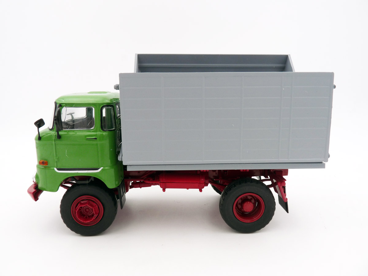 Schuco-32U00003-4-IFA-W50-SHA-Schwerhäckselaufbau-grün-grau-DDR-LKW-VEB-Industrieverband-Fahrzeugbau-Ludwigsfelde