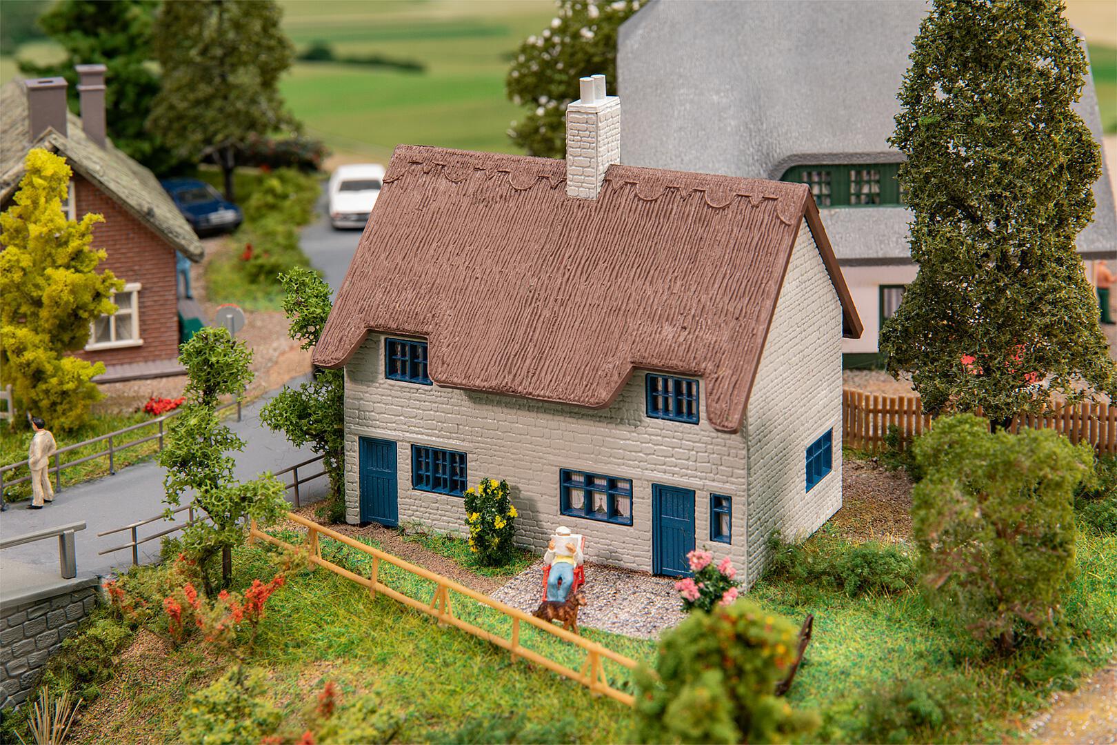 faller-131322-1-Wohnhaus-mit-Strohdach faller-131322-1-Wohnhaus-mit-Strohdach