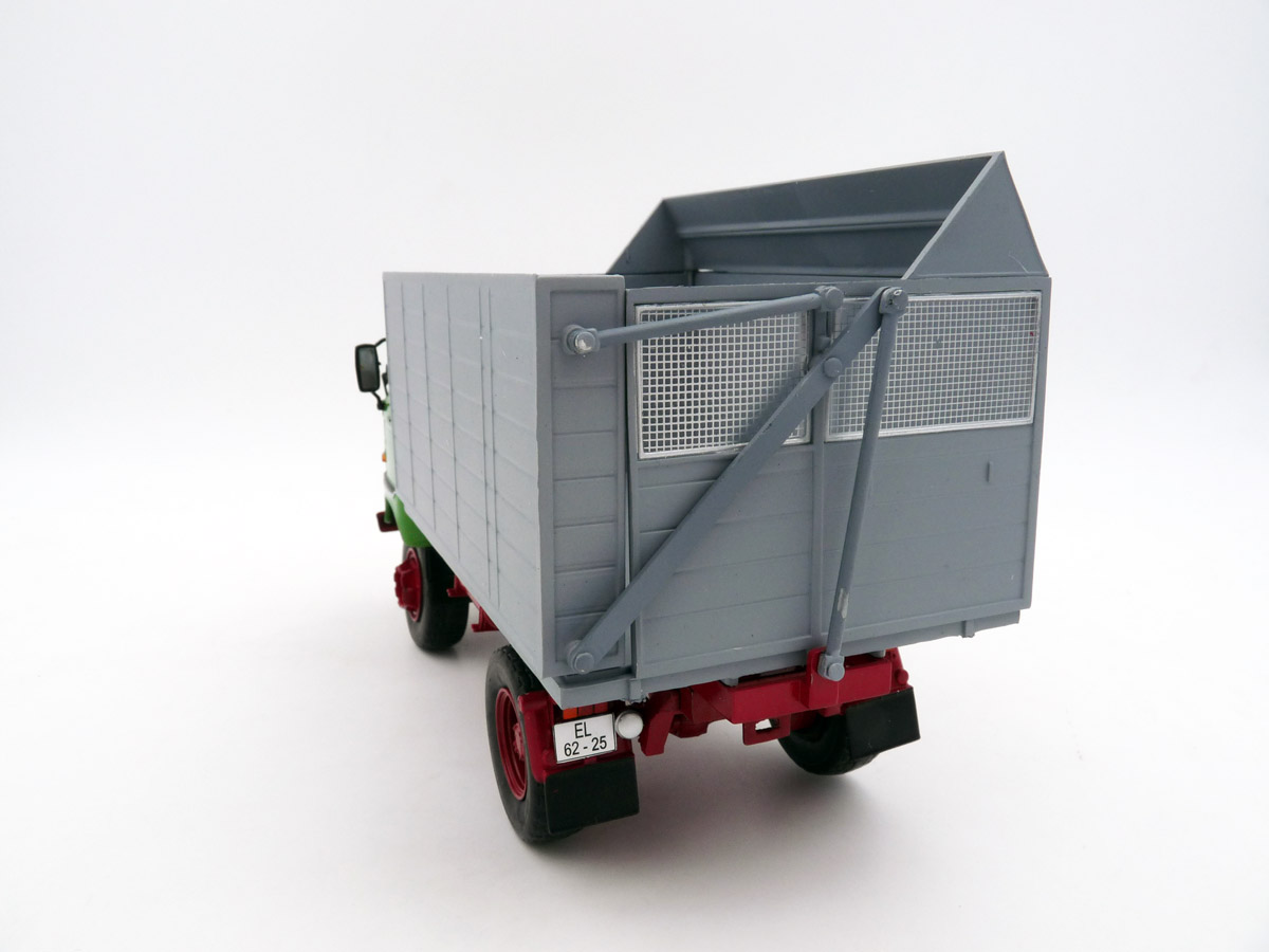 Schuco-32U00003-5-IFA-W50-SHA-Schwerhäckselaufbau-grün-grau-DDR-LKW-VEB-Industrieverband-Fahrzeugbau-Ludwigsfelde