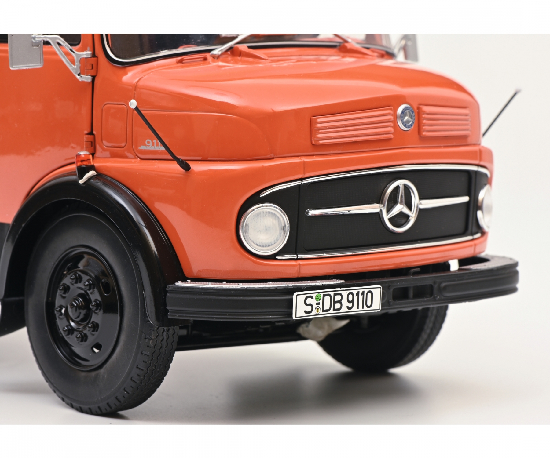 schuco-450044700-4-Mercedes-Benz-L911-Pritsche-Plane-LKW-orange-rot-MHI-Märklin-Händler-Initiative-Kühlergrill schuco-450044700-4-Mercedes-Benz-L911-Pritsche-Plane-LKW-orange-rot-MHI-Märklin-Händler-Initiative-Kühlergrill