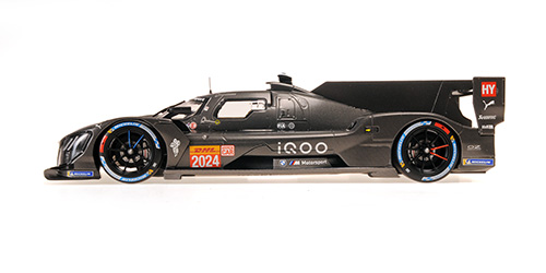 Minichamps-155232024-2-BMW-M-Hybrid-V8-2023-Test-Car-Kohlefaser-schwarz-Body-Seitenansicht
