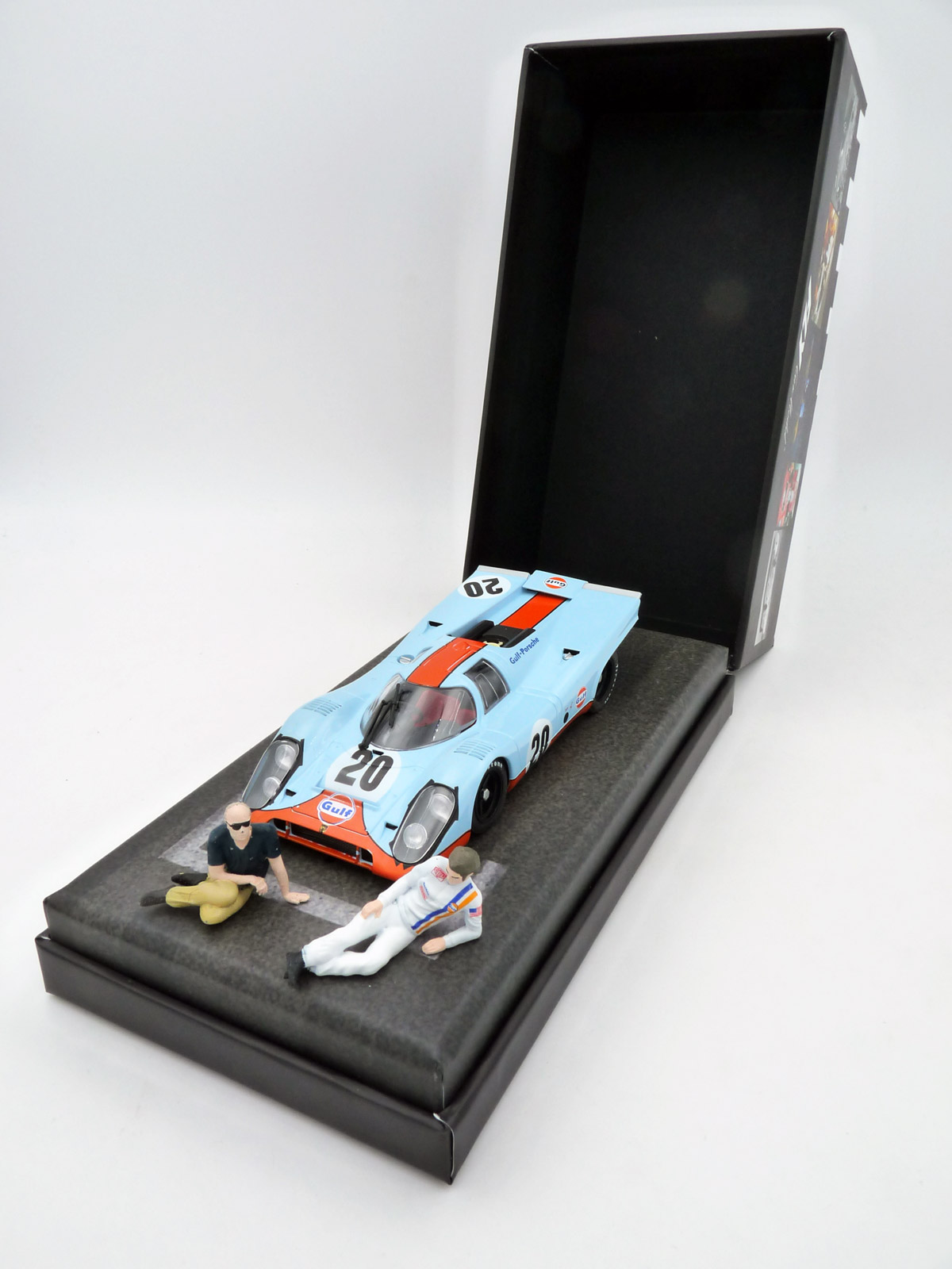 slotwings-E2063-2-Porsche-917K-20-Making-of-Le-Mans-Steve-John-sitting-tarmac-box