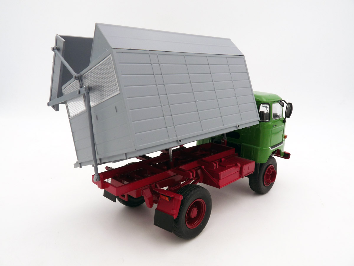 Schuco-32U00003-2-IFA-W50-SHA-Schwerhäckselaufbau-grün-grau-DDR-LKW-VEB-Industrieverband-Fahrzeugbau-Ludwigsfelde