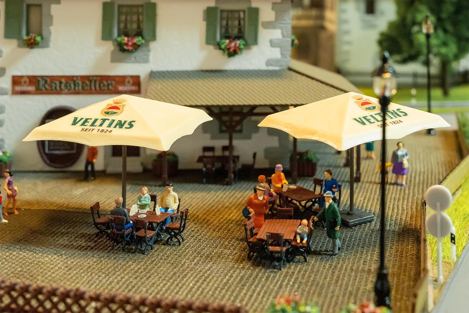 faller-180437-1-Biergarten-Set-Veltins-Wirtshauskultur-im-Freien