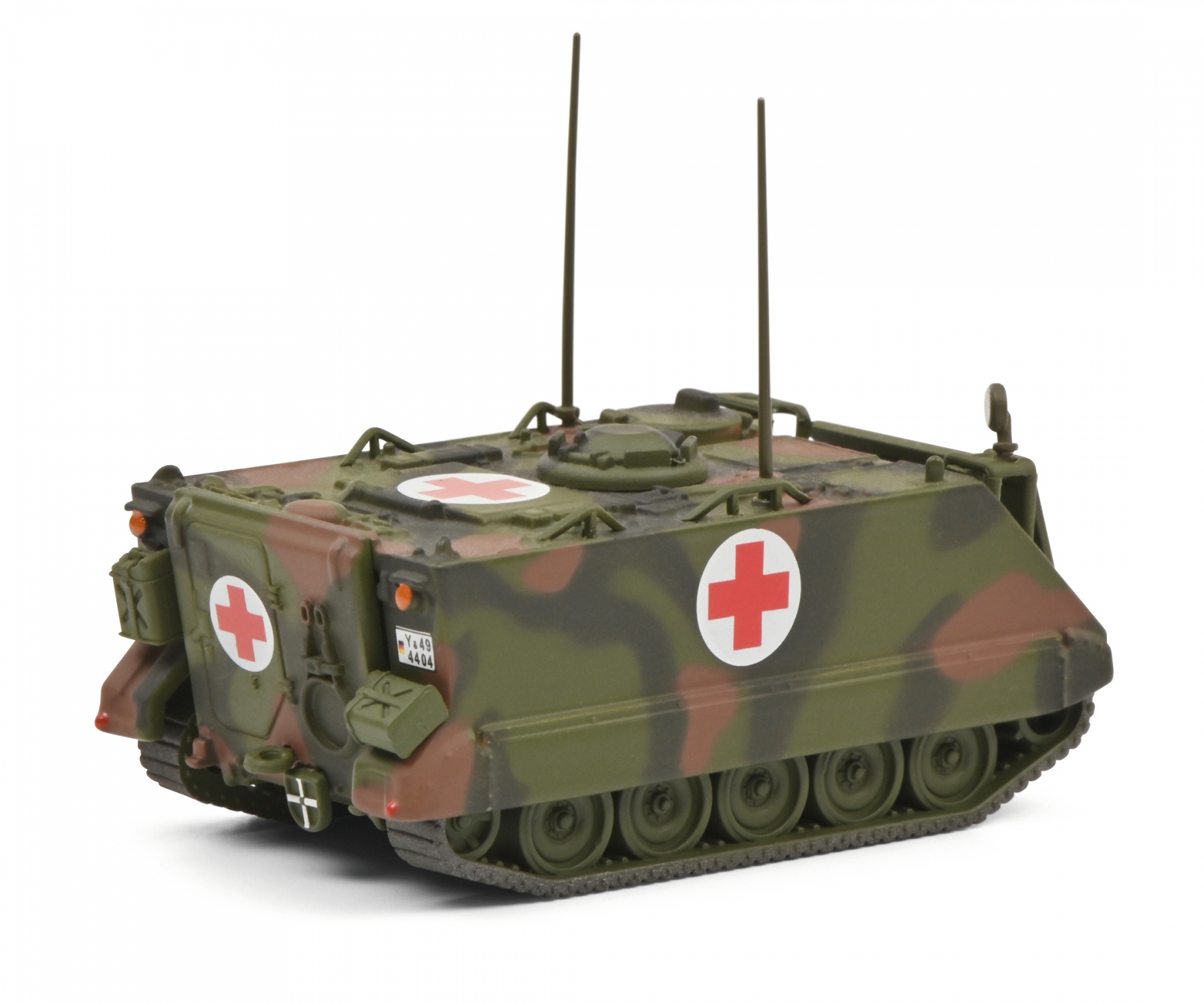 schuco-452666700-2-M113-ambulance-carrier-Bundeswehr-Sanitätspanzer-Flecktarn-BW-heck