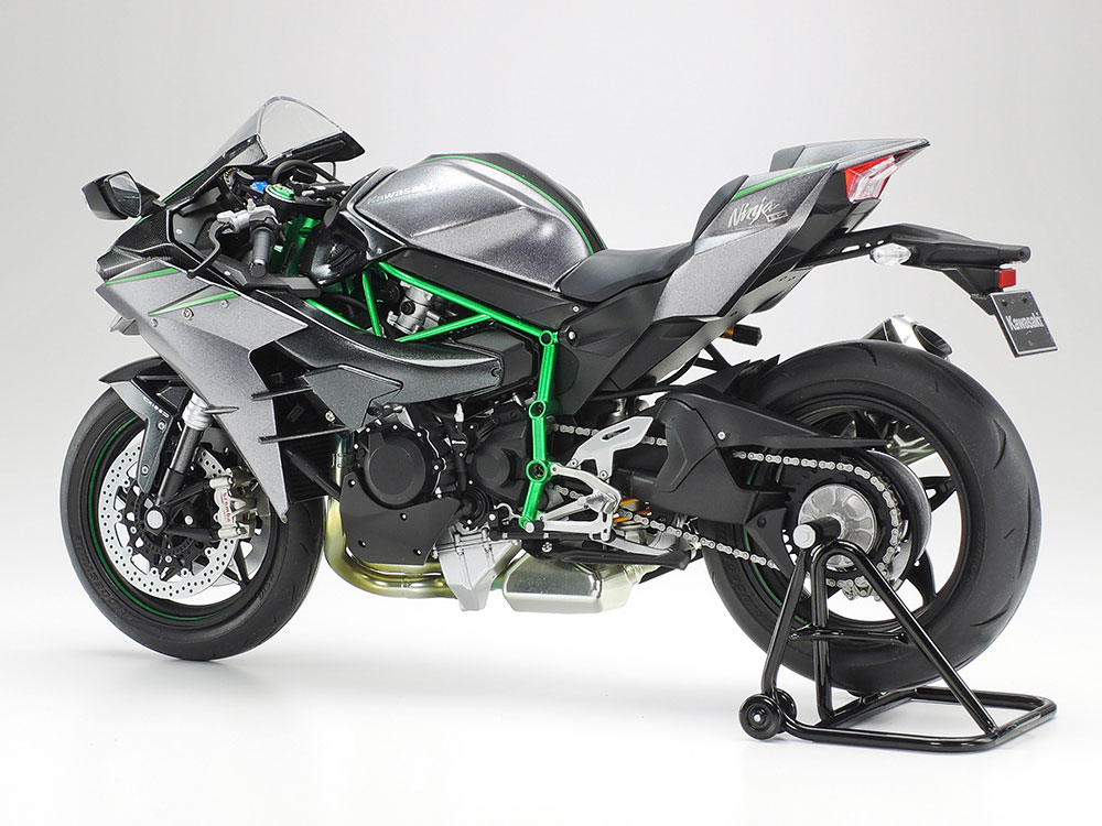 tamiya-14136-5-Kawasaki-H2-Carbon-Superbike-Isle-of-Man