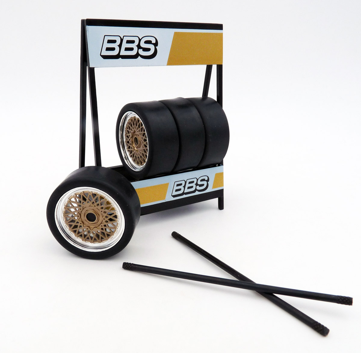 ixo-18SET011W-BBS-RS-E48-DTM-gold-Reifenregal-Verkaufsständer-Display-80s-90s-Tourenwagenräder-Sierra-M3-S14-MB-190-Evo